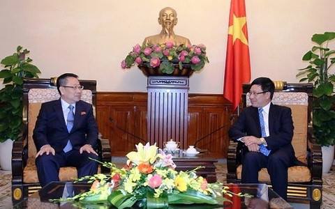 ຮອງນາຍົກລັດຖະມົນຕີຟ້າມບິ່ງມິງຕ້ອນຮັບເອກອັກຄະລັດຖະທູດສປປ.ເກົາຫຼີເຂົ້າຢ້ຽມຂ່ຳນັບ